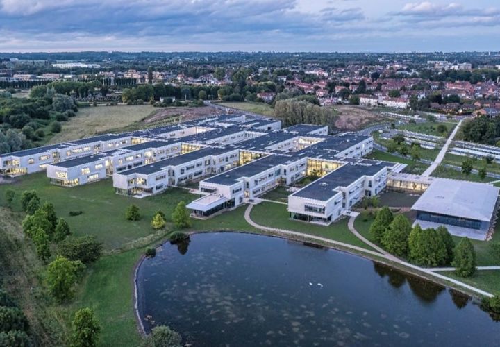 Vue présentant les bâtiments en perspective, photo prise par un drone